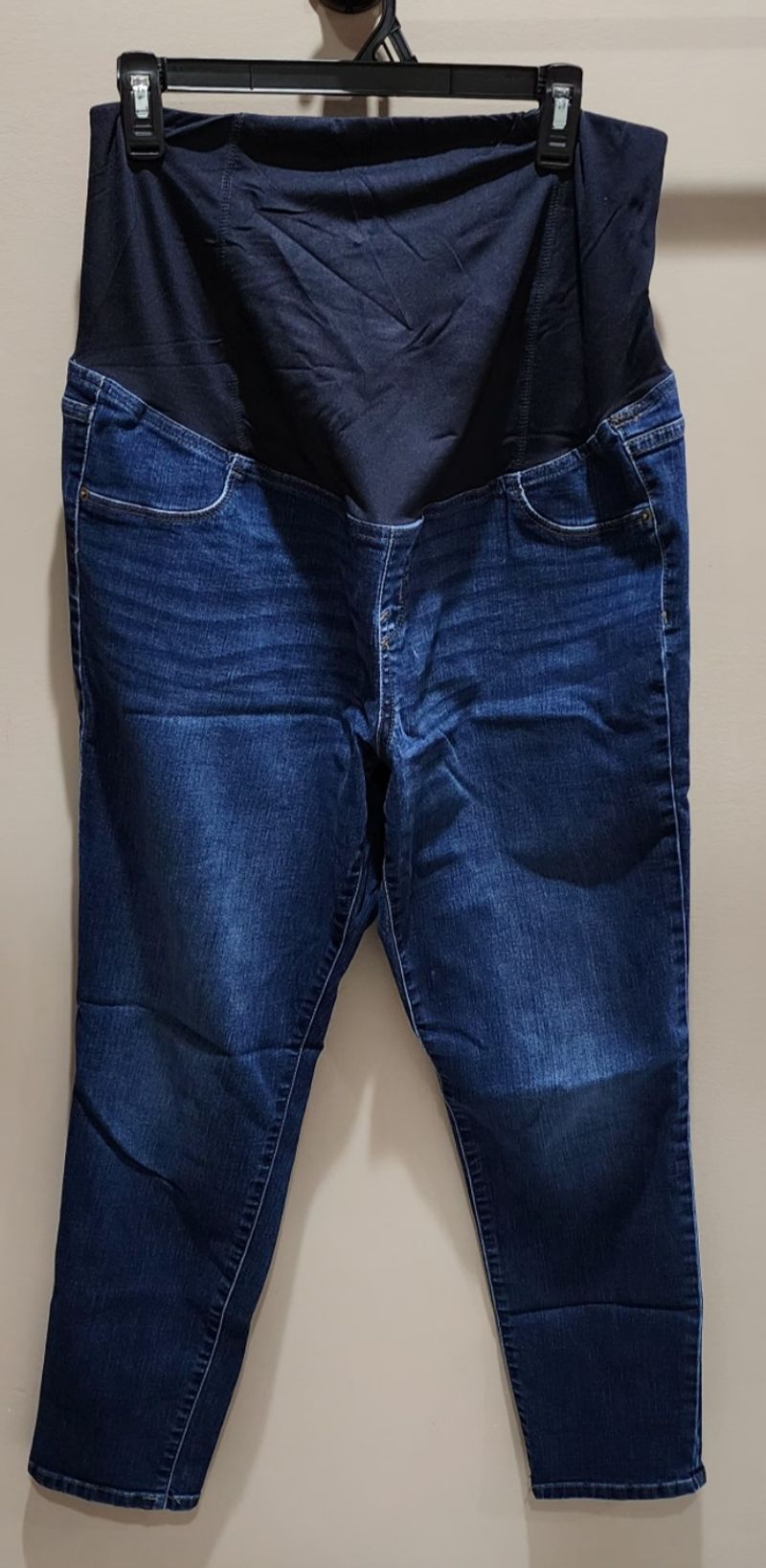 Isabell maternity. Size 14 skinny jean. Belly band goes to a V in the back Women's Large 12-14