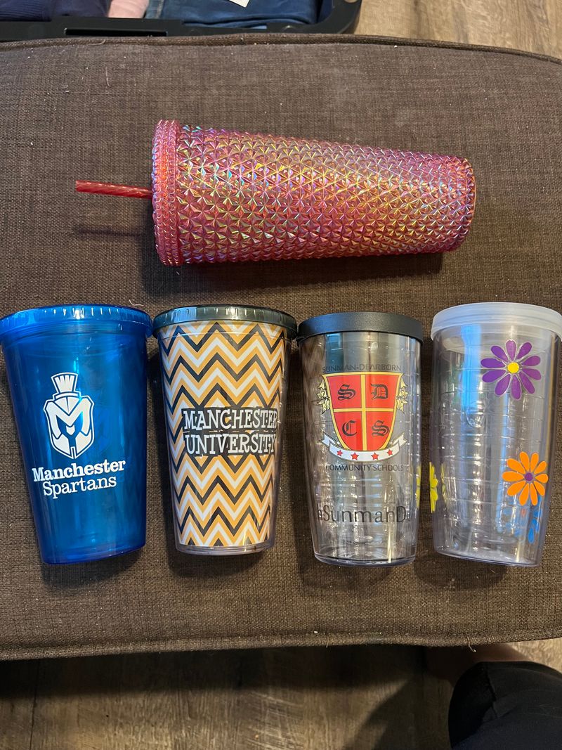 5 tumblers 2 missing straws 5 tumbler cups all used but still in good condition