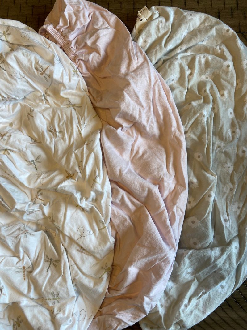 Bundle of 3 fitted bassinet sheets 2 keababies, 1 Burt's Bees. Used with Halo Bassinest. Crib