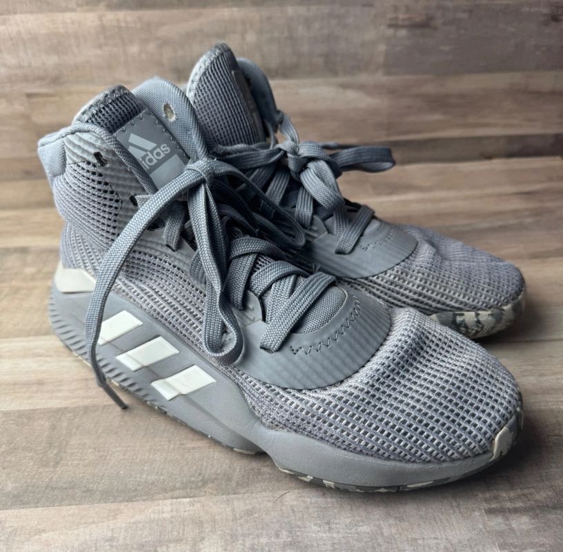 Adidas Pro Bounce Basketball. Shoes are in great shape 7 (Adult)