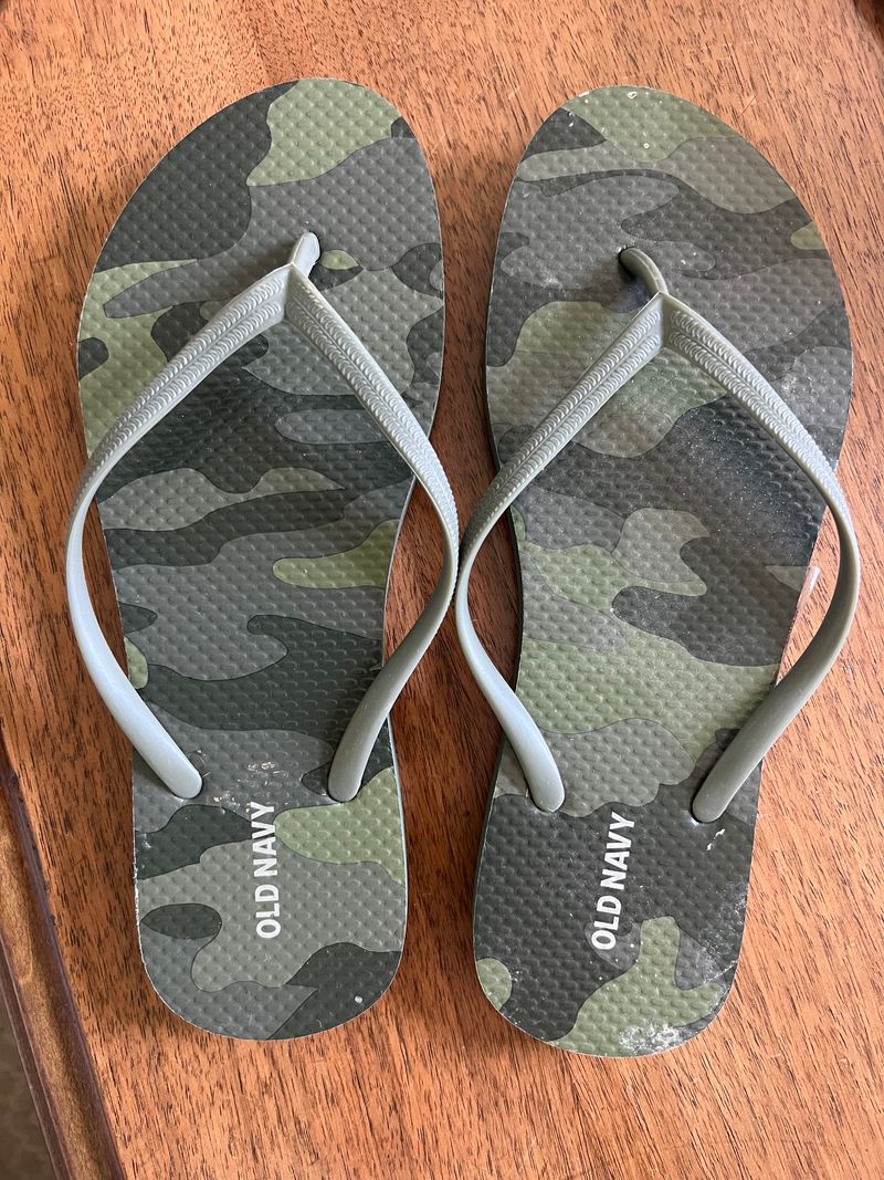 Old Navy camo print flip flops, size 7, SMR Like new 7 (Adult)