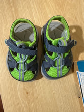 Load image into Gallery viewer, Columbia new in the box. toddler techsun wave 4 (Toddler)
