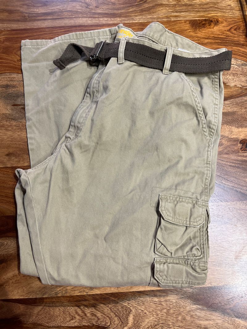 Wrangler 44x30 khaki cargo pants, smoke free home 42
