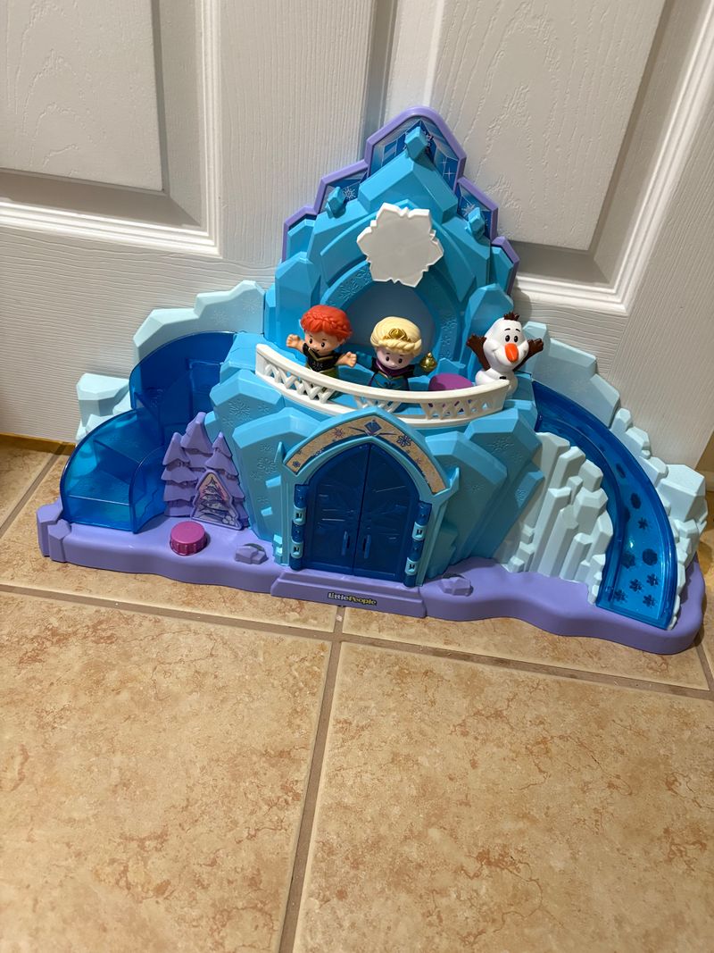 Little People Frozen Comes w/ Anna, Elsa, Olaf. Sings let it go Preschool Toy