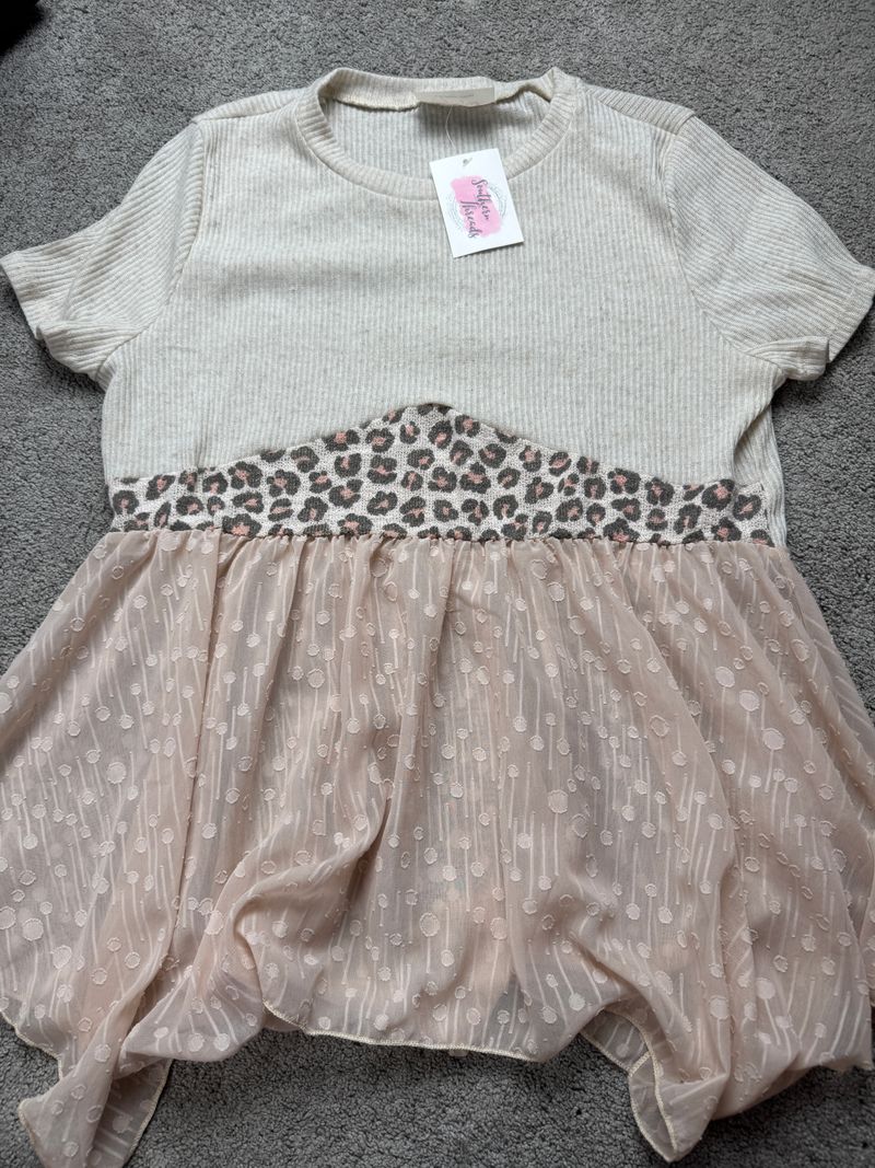 New Pink flowy top measures more like a large Women's - XL