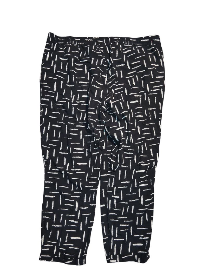Old Navy black and white pants. EUC WNT SRM  Women's - XL