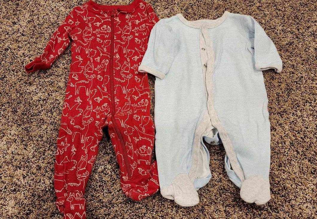 3-6 mo. 1 button up sleeper. 1 zip sleeper  3 Months