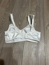 Load image into Gallery viewer, Bali NWT bra, 36 C, double support spa closure, no wire
