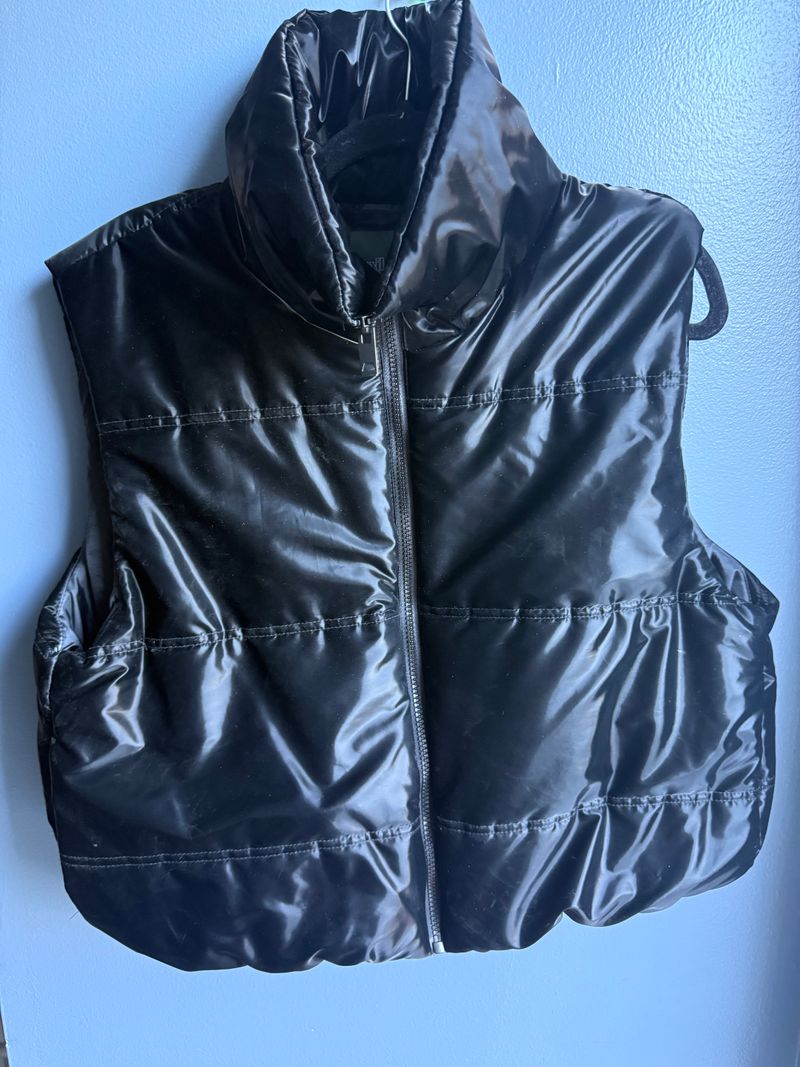 Wild fable Black shiny cropped puffer vest Women's - L
