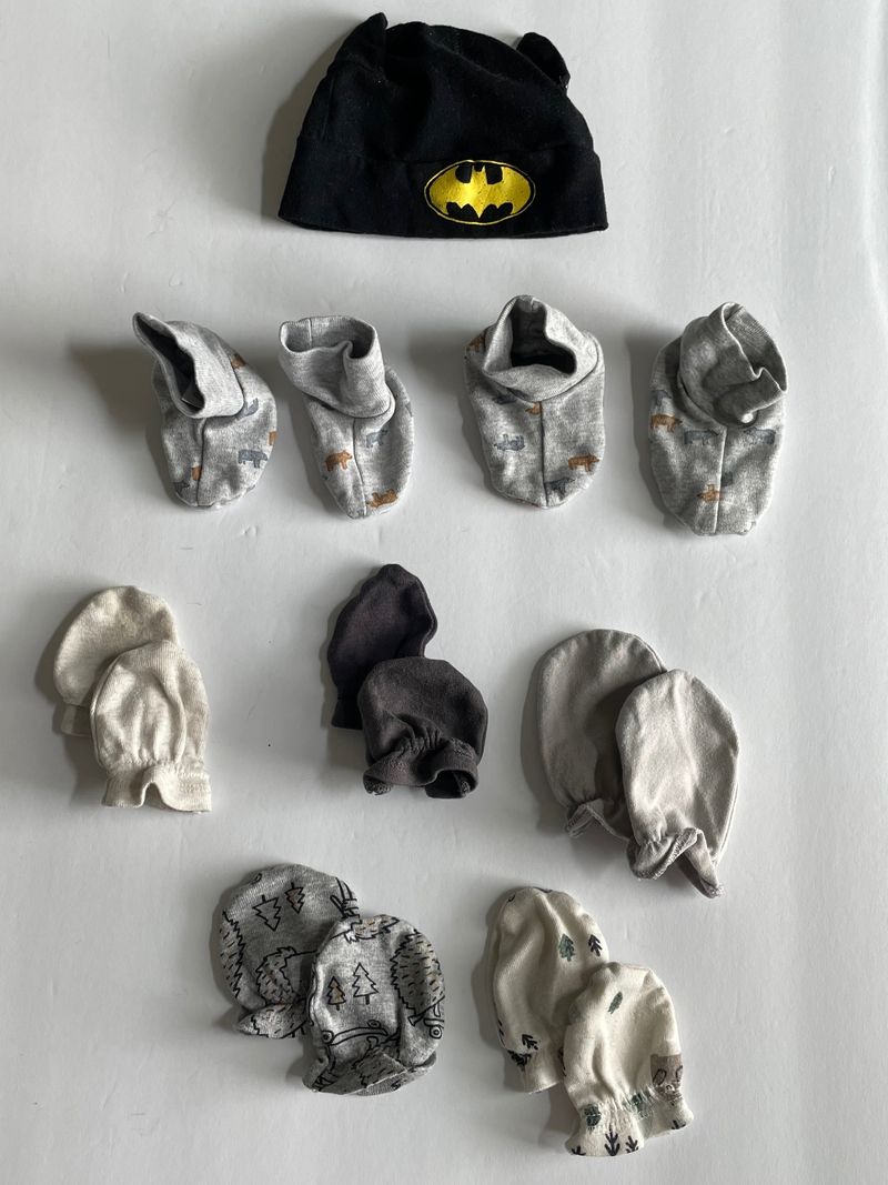 0-9m Batman Hat, 2 sets of bear slipper sock one is newborn other is 0-3m & 5 sets of newborn hand mittens Newborn