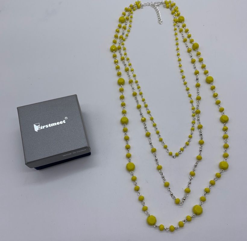 Womens chunky beaded yellow necklace Womens chunky beaded yellow necklace