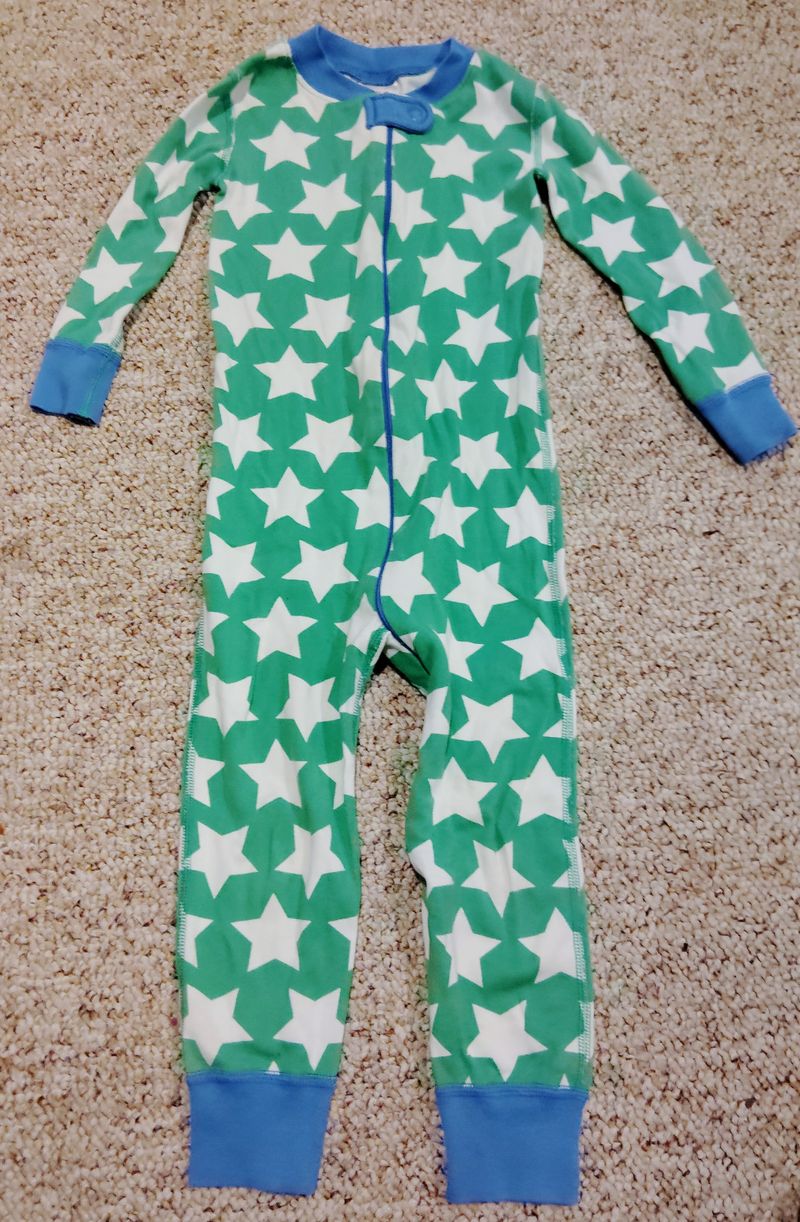 Hanna Andersson Green star one pie zip up pajama size 90 or US 3 3T