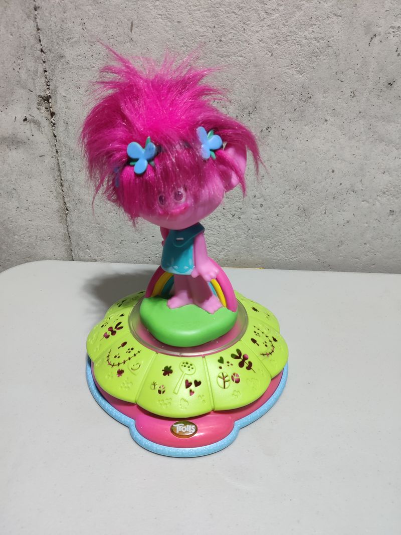 Trolls Poppy colorful light and sound room  glow Figures and Animals