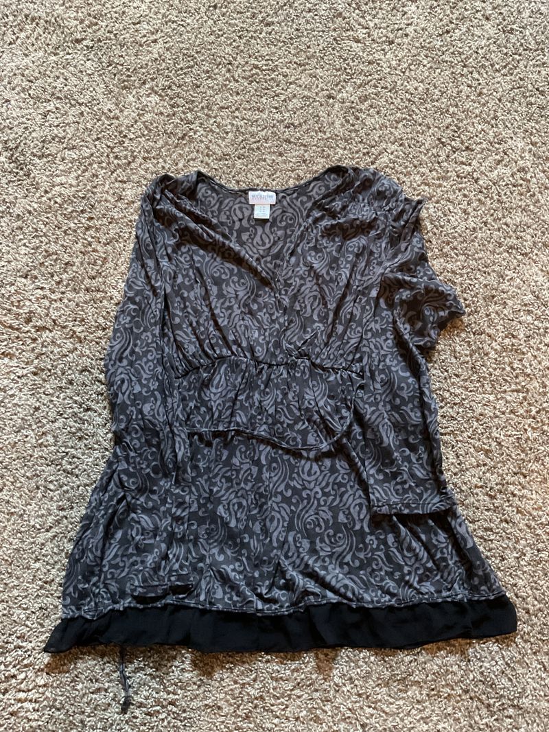 Motherhood Grey swirl design top with belt Women's XL 16