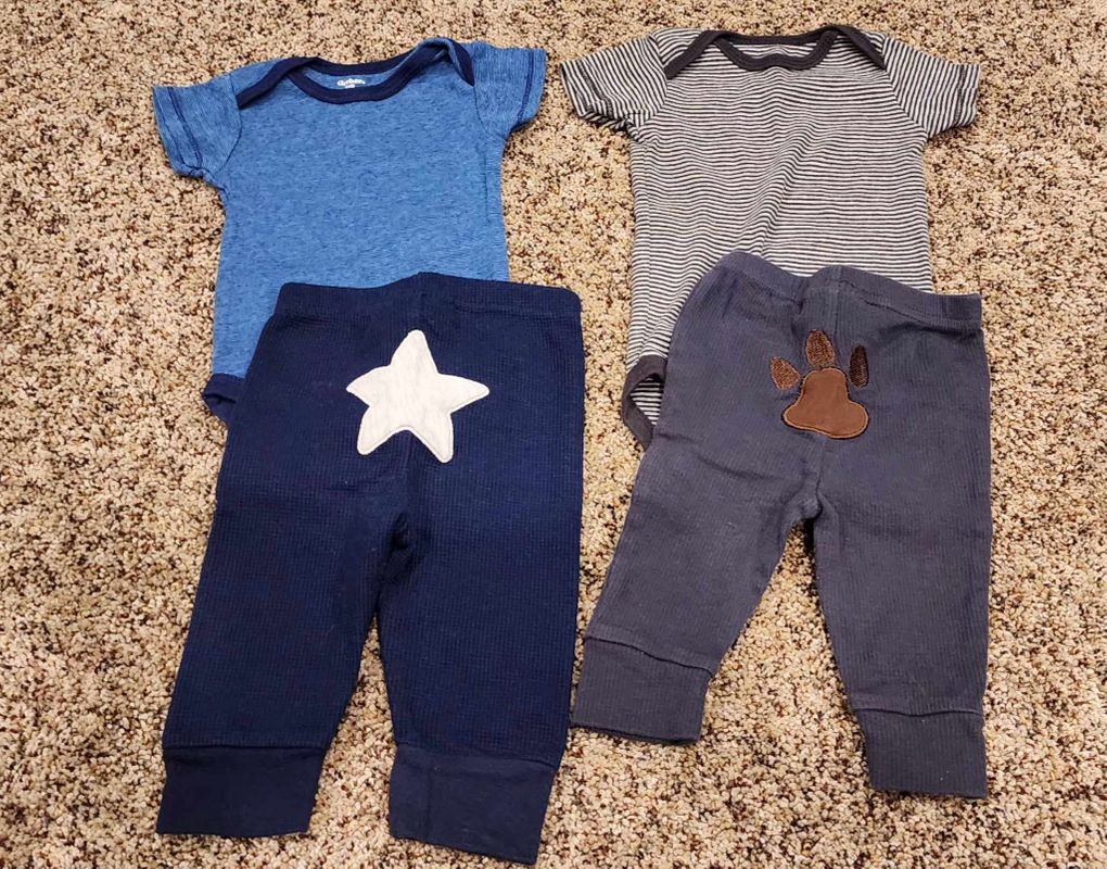 3-6 mo. 2 onsies, 2 thermal pants.  3 Months