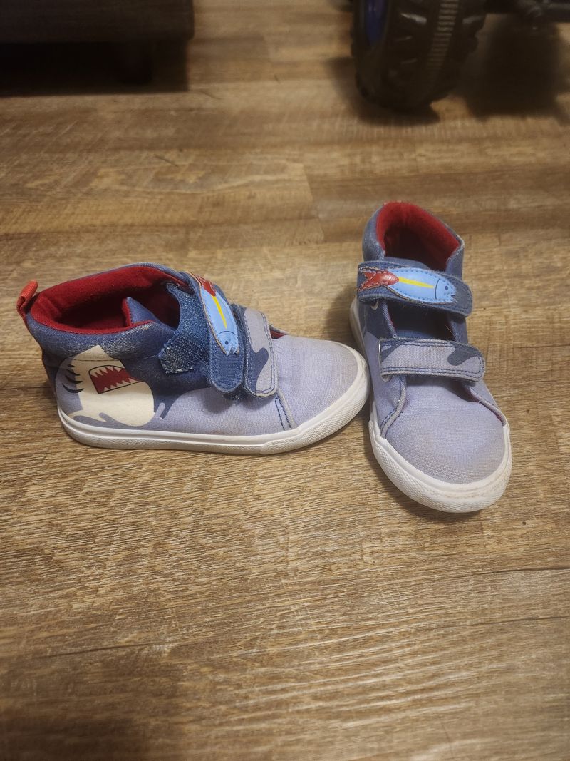 Cat & Jack High tops shark shoes good condition 9 (Lil' Kid)