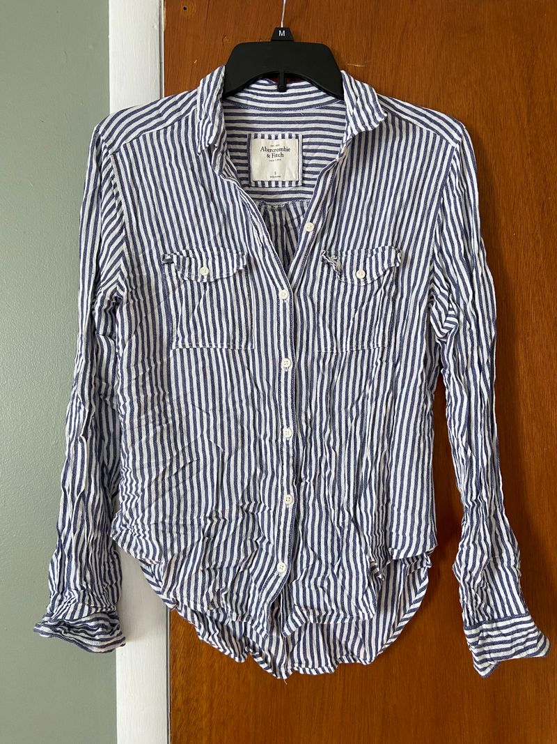 Abercrombie & Fitch Hi-low button-up shirt Double pockets, very comfy. Women's - S