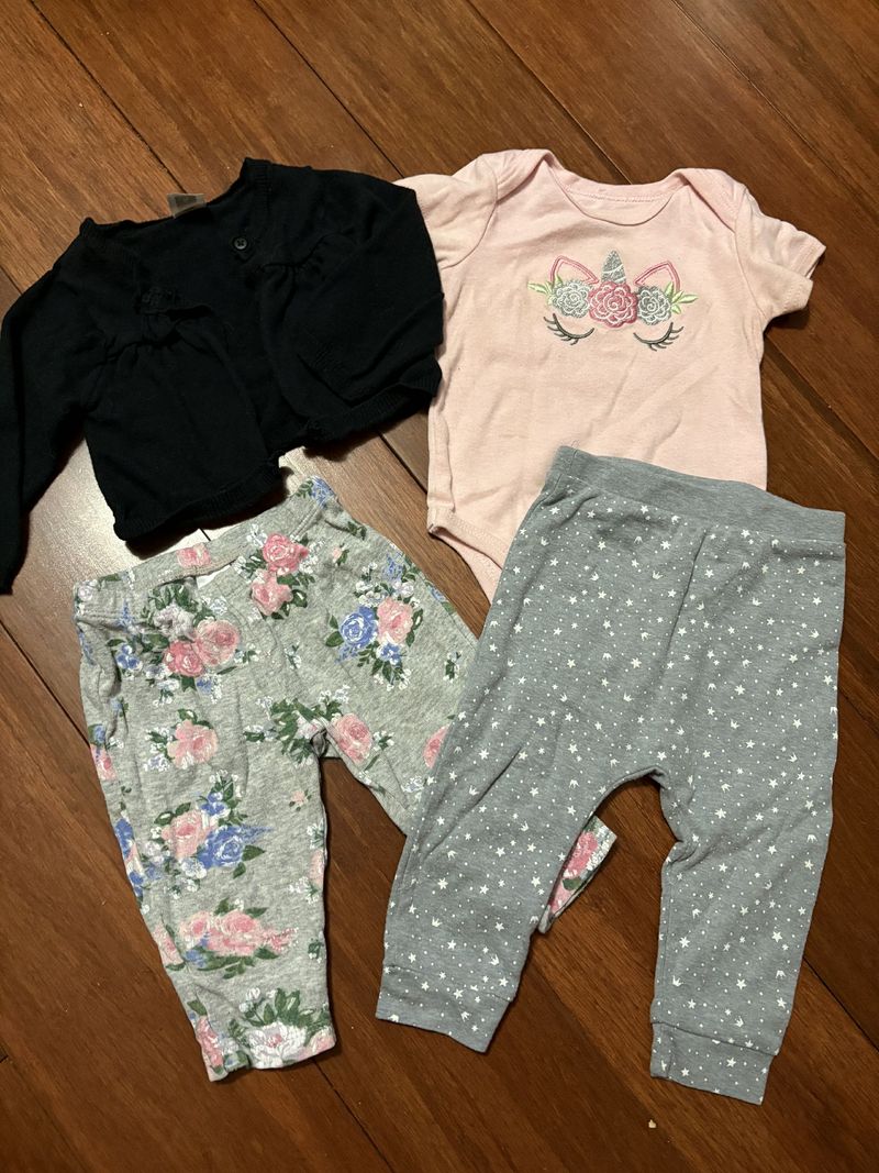6-12M 2 pairs of stretch pants, 1 button sweater 1 short sleeve unicorn 6 Months