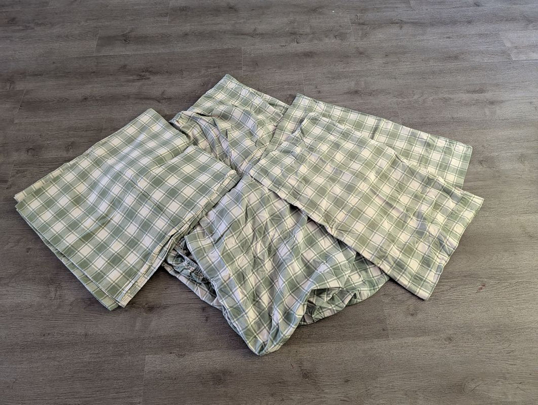 LL Bean, Queen, sheet set Sage green plaid flannel set, 2 pillow cases, Fitted & flat sheet Queen