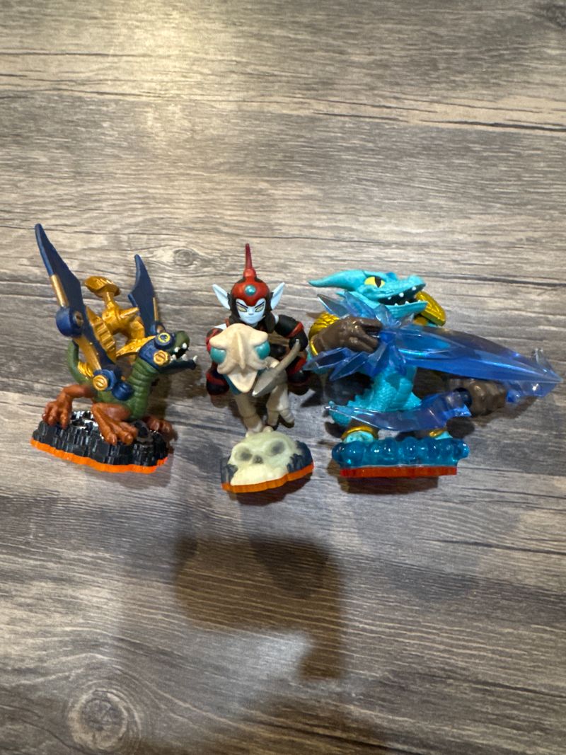 Skylanders action figures - 2 dragons 1 elven Drobot tech dragon, Snapshot crocagator, Fright rider & skeleton Figures and Animals