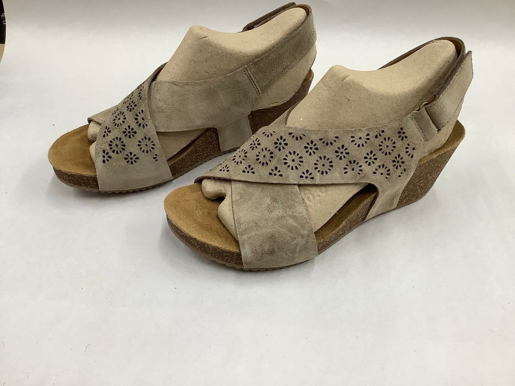 Comfortiva - Womens Size 6 same as Girls Size 4 NIB Taupe suede wedge sandal 6 (Adult)