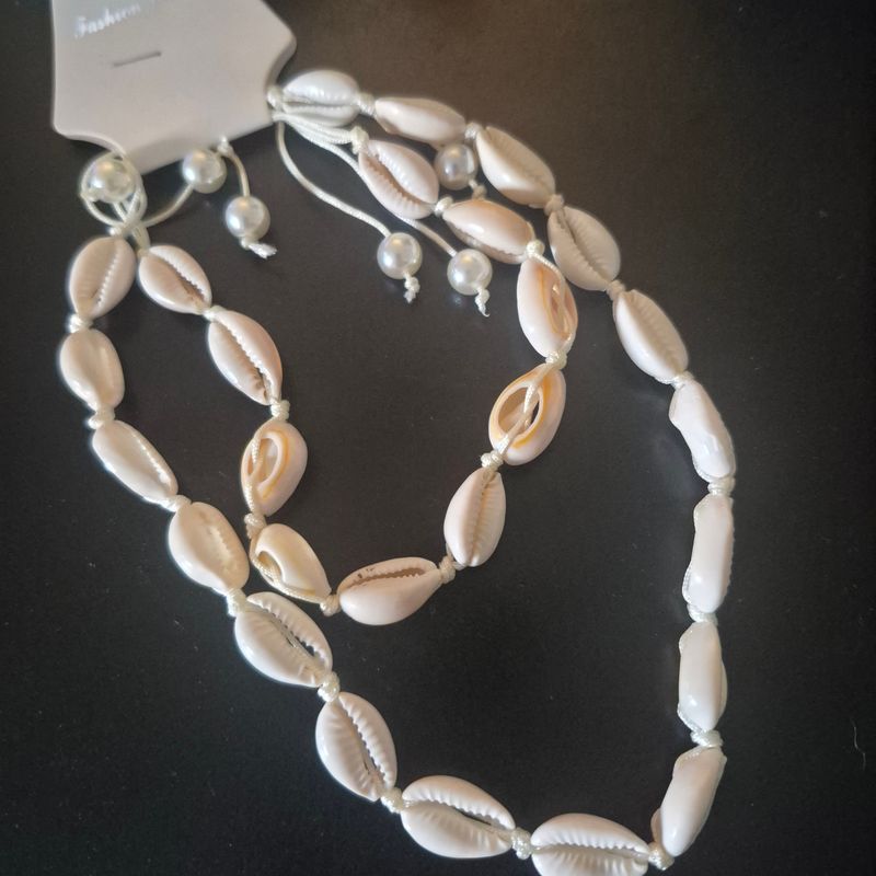 Shell Chocker Set White NIB with Giftbag