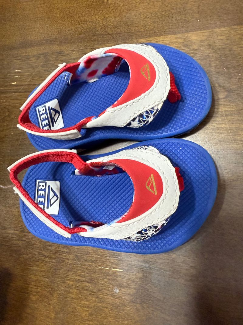 Reef perfect condition reef sandals 3 (Infant Shoe)