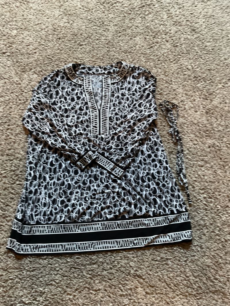 Liz Lange Black geometric top with belt runs big Women's Med 8-10