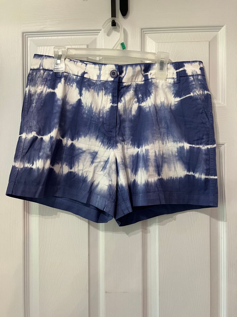 Crown & Ivy Caroline size 12, blue/white tie dye Shorts, side pockets, back slit pockets, EUC, SMR Women's 12
