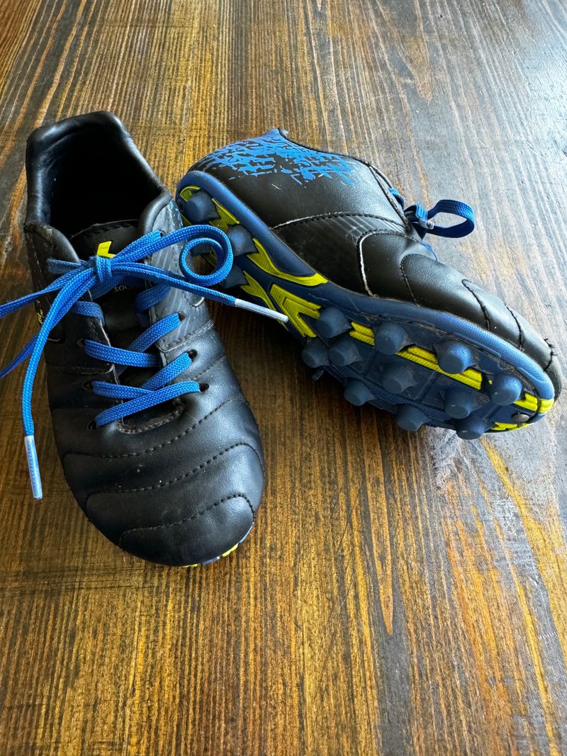 Brava soccer cleats. Size 12D.