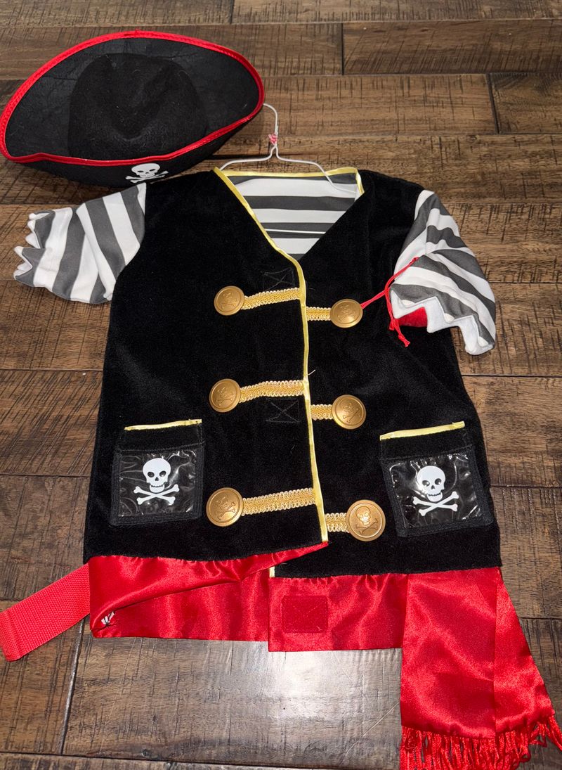Pirate costume 4/5  4T