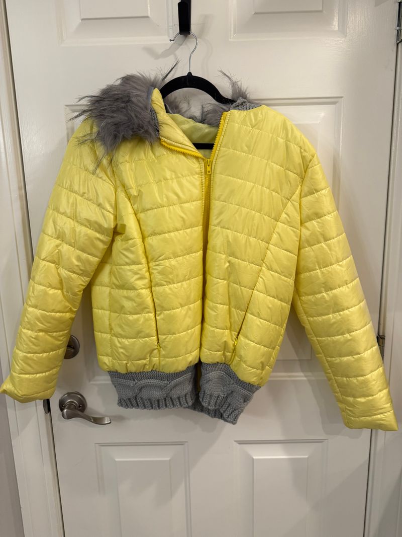 Like new yellow puffer coat with faux fur collar Gray sweater hoodie look underneath Women's - M