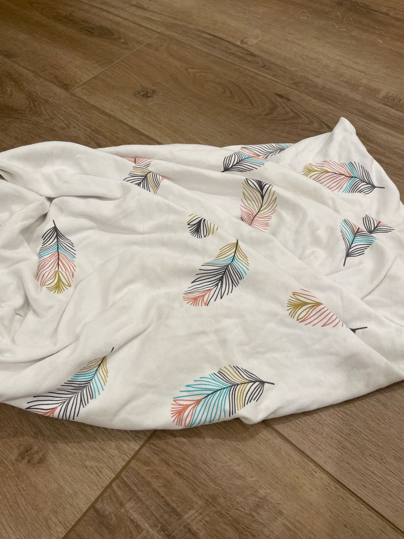 Feather printed fitted crib sheet  Crib