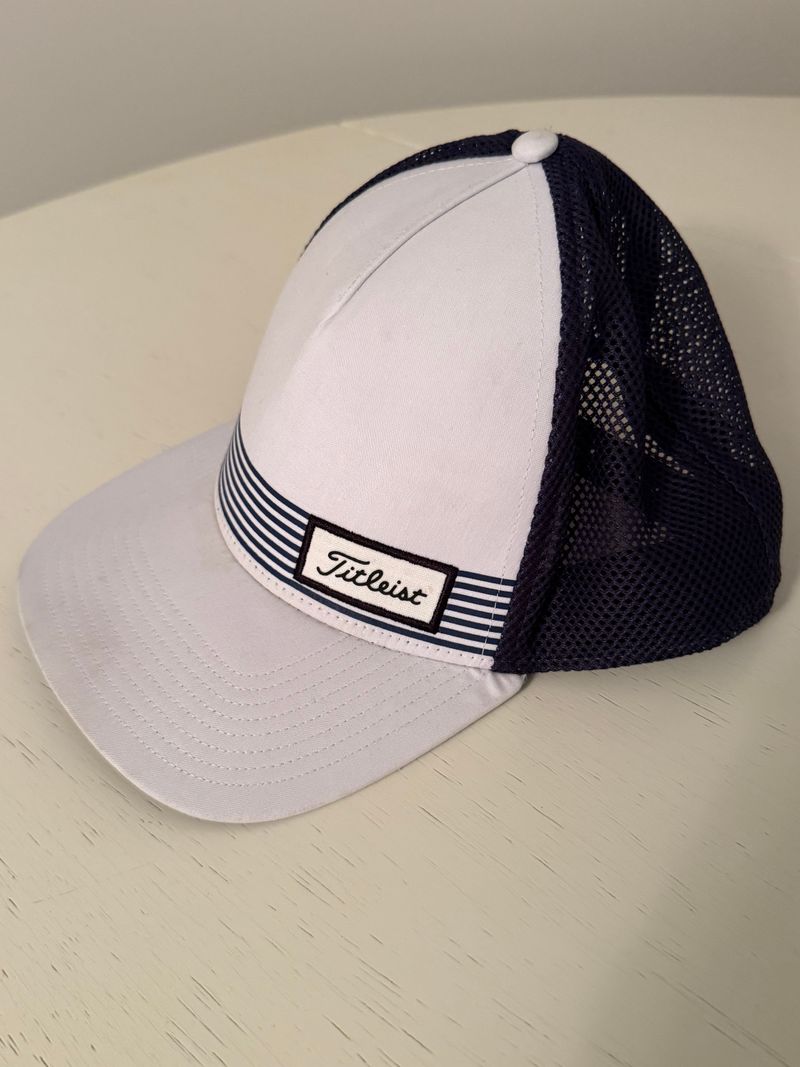 Titleist hat white White and navy. gUC