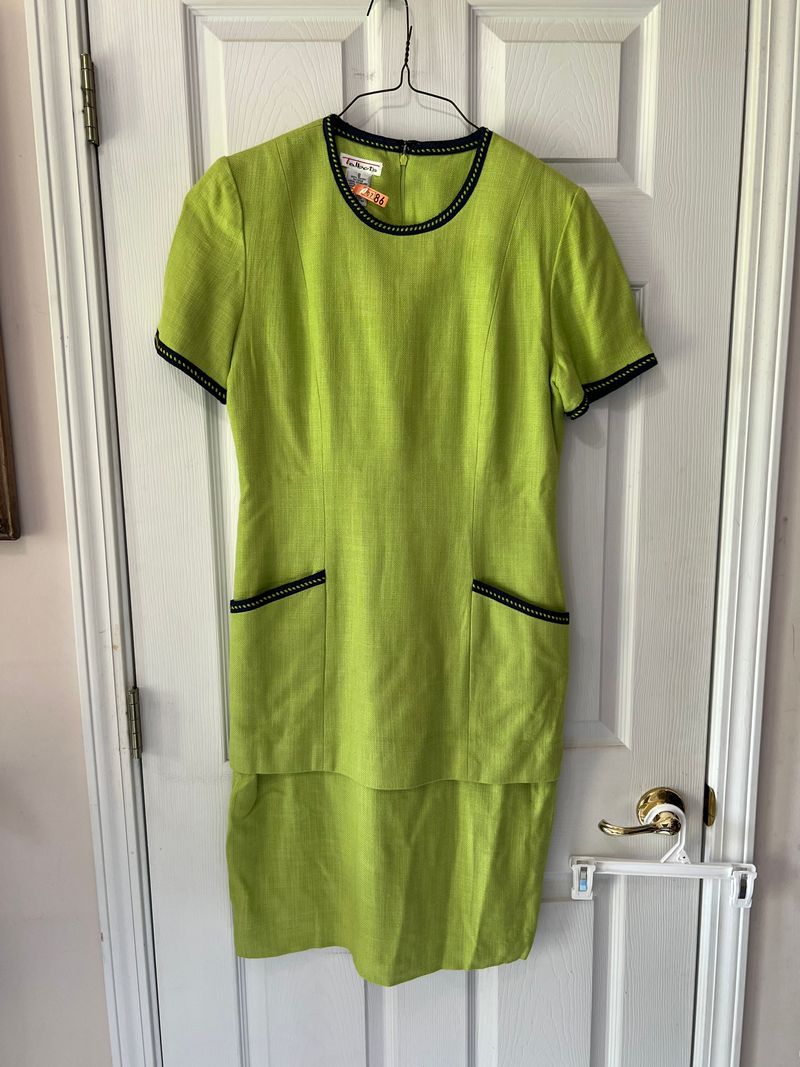 Talbots size 8, SMR Kiwi green with navy trim dress, lined, front trimmed pockets Women's 8