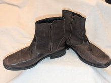 Load image into Gallery viewer, Rockport Leather distressed boots 9-1/2 (Adult)
