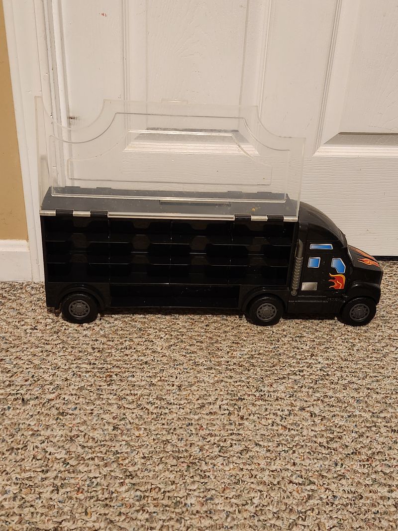 Big rig car carrier,each side opens,13 spots each Has handle, 21 1/2