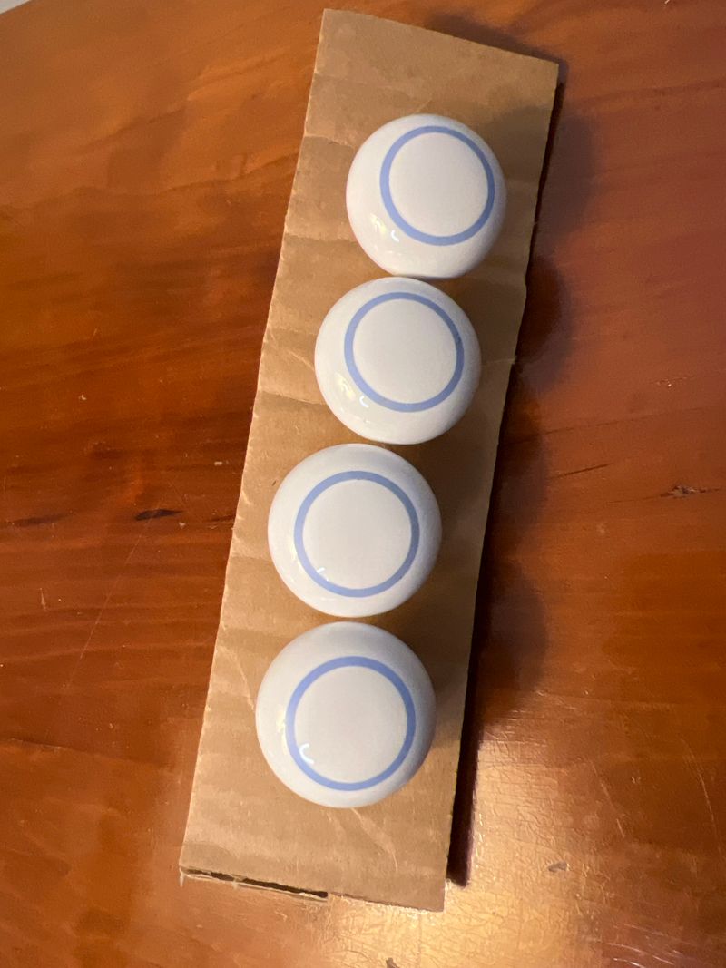 4 knobs White with periwinkle circle