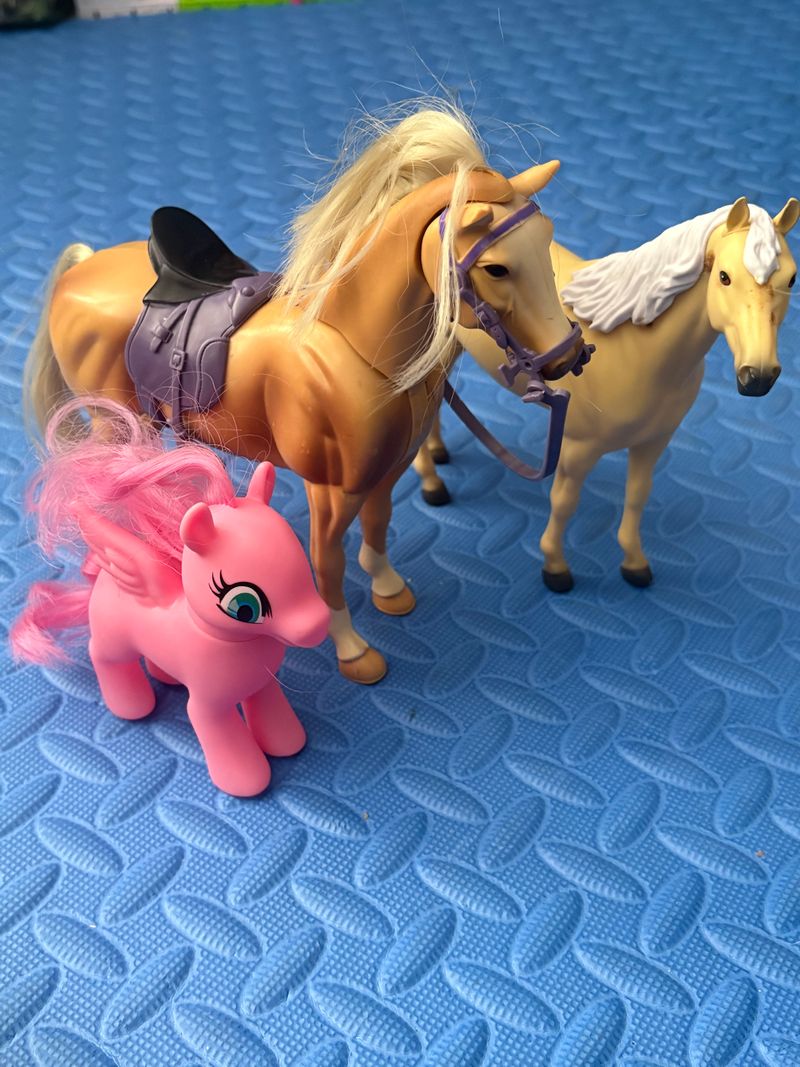 Unknown 3 horse figures-1 pink pony and two horses-one with sounds Figures and Animals