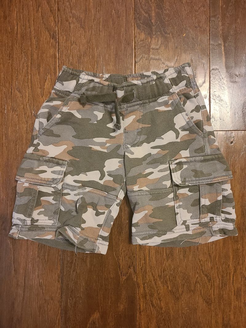 Gymboree camoflouge shorts with elastic waste, functional drawstring and pockets 2T
