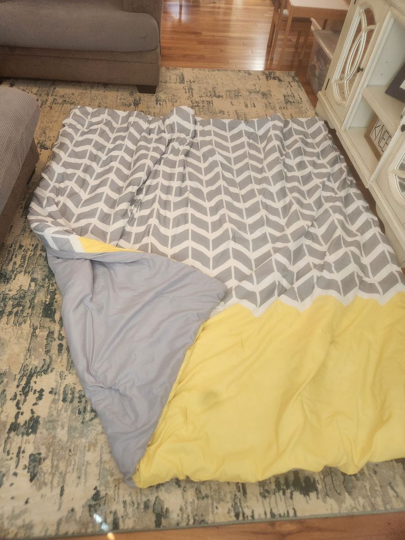 Queen Blanket/Comforter - Room essentials Queen Blanket/Comforter white & Grey Chevron w/ yellow Queen