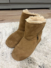 Load image into Gallery viewer, Bearpaws Camel tan color Sherpa lined boots 6 (Big Kid)
