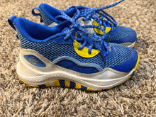 Load image into Gallery viewer, Under armour Steph curry shoes Blue and yellow great condition 3 (Big Kid)
