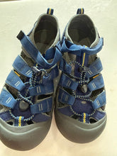 Load image into Gallery viewer, Keen Kids 5, navy blue washable sandals, LIKE NEW 5 (Big Kid)
