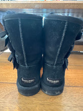 Load image into Gallery viewer, Ugg Black boots 6 (Adult)
