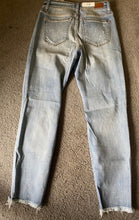 Load image into Gallery viewer, Judy Blue size 3 boyfriend fit NEW Mid rise, bleach splash Women's 2
