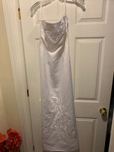 Load image into Gallery viewer, Wedding gown Jessica McClintock pre loved White no veil Women's 6
