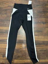 Load image into Gallery viewer, Nike NWT training Women's - XS
