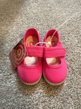 Load image into Gallery viewer, Cienta NIB hot pink size 18 or 2.5 infant 2 (Infant Shoe)
