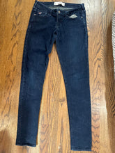 Load image into Gallery viewer, Hollister 5R slim fitted jeans Women's 6
